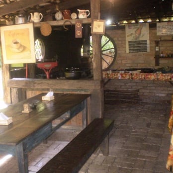 Restaurante e Mercearia do Prosa - Um dos meus locais prediletos, mesão para família ao lado do buffet. - Brazilian Near Me - Mairiporã, SP
