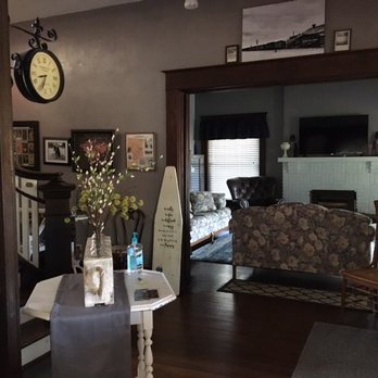 Anding House Bed & Breakfast - Note picture of train that helped make Malakoff (above door sill) - Bed & Breakfast Near Me - Malakoff, Texas Anding House Bed & Breakfast - Note picture of train that helped make Malakoff (above door sill) - Bed & Breakfast Near Me - Malakoff, Texas