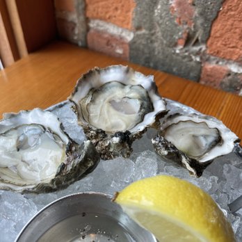Taylor Shellfish Farms - Sumo Kumamoto (my favorite), XS Pacific from Totten Bay, and Tiny, tasty Kumamoto - Seafood Near Me - Seattle, Washington