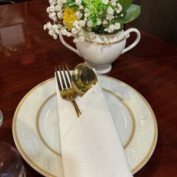 Gold utensils! Gold utensils!