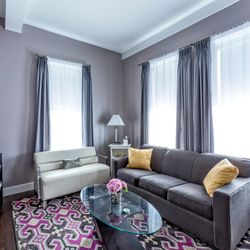The Gould Hotel - Guest room lounge area