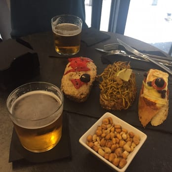 Erre Que Erre - VERY delicious tapas. they have about 15 choices of vine (about 2,5 euro per glass). this order costed us 16 euro and it was gooood - Spanish Near Me - Madrid, M