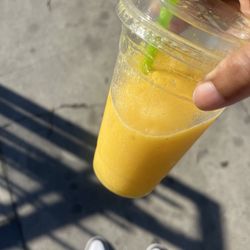 Palmas Juice Bar & Cafe - Mango and orange smoothie it was delicious