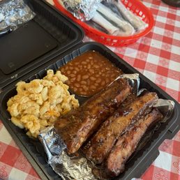 Ribs with Mac & cheese and baked beans
