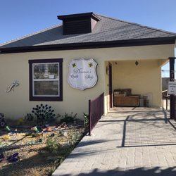 Donna's Quilt Shop - This is it. Go on inside now.