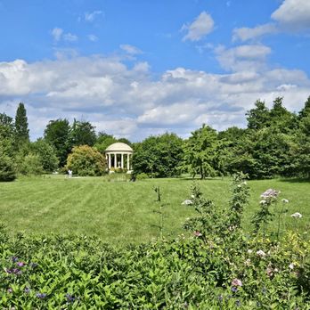 Le Petit Trianon - Castles Near Me