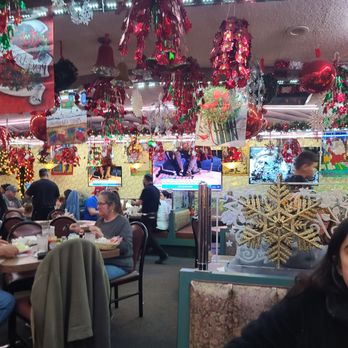 Oconee East Diner - Amazing Festive Christmas Decor - Diners Near Me - Islip, New York