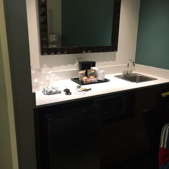 SpringHill Suites by Marriott Baltimore BWI Airport - Sink/bar area with fridge and microwave - Hotels Near Me - Linthicum Heights, Maryland SpringHill Suites by Marriott Baltimore BWI Airport - Sink/bar area with fridge and microwave - Hotels Near Me - Linthicum Heights, Maryland