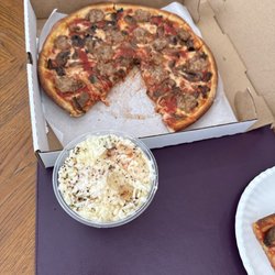 Farinacci Pizza - Pizza and salad