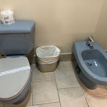 Sybaris Pool Suites - Toilet and bidet - Hotels Near Me - Indianapolis, Indiana