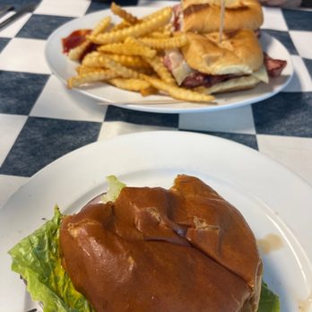 Mel Dog's Cafe - Pastrami and roast beef sandwiches - Breakfast & Brunch Near Me - Elk Grove, California