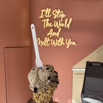 Chantilly Ice Cream - Oreo Cookies and Cream - Ice Cream & Frozen Yogurt Near Me - Laguna Beach, California