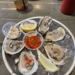 Shuckin' Shack Oyster Bar - 1/2 dozen oysters