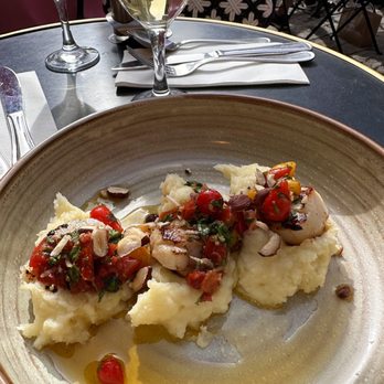 Le Relais de la Butte - Scallops on mashed potatoes with toppings - French Near Me - Paris, 75 Le Relais de la Butte - Scallops on mashed potatoes with toppings - French Near Me - Paris, 75