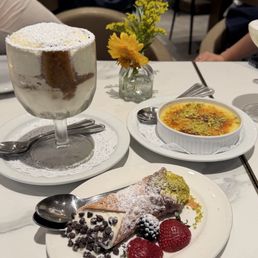 Tiramisu, Cannoli, crème brûlée Tiramisu, Cannoli, crème brûlée
