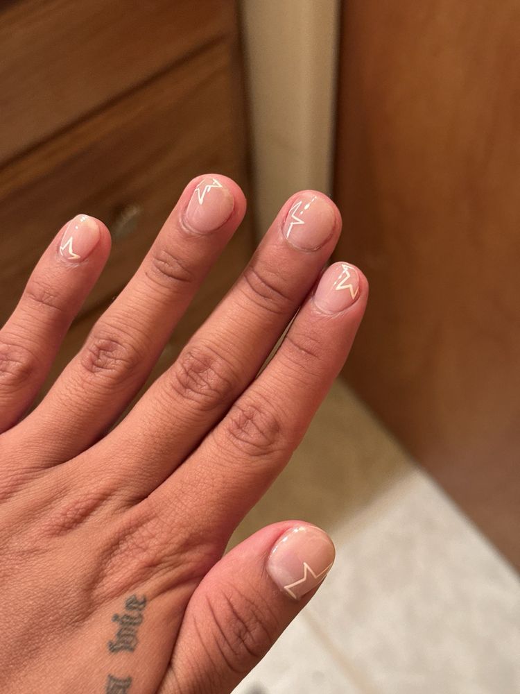 Q Nails Logo