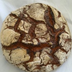 Renommée du Bon Saint Nectaire A La - Pain de seigle. Boulangerie place de l'Église La Tour d'Auvergne (une quinzaine de km au SO du Mont Dore).