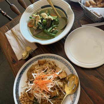 Larb Thai Food & Tapas - Chicken Pad Thai , Green Curry and Calamari - Thai Near Me - El Cerrito, California