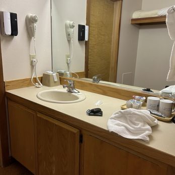 Harbor Lite Lodge - Bathroom counter - Hotels Near Me - Fort Bragg, California