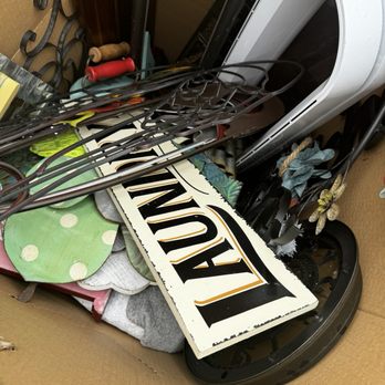 Move For Less - This is how they took down my wall decor and threw it in with my 2-$400 Dyson fans. - Movers Near Me - Federal Way, Washington Move For Less - This is how they took down my wall decor and threw it in with my 2-$400 Dyson fans. - Movers Near Me - Federal Way, Washington