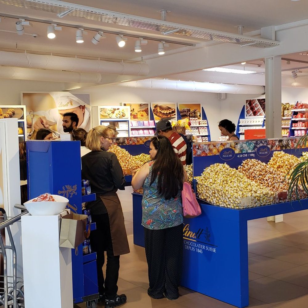 Lindt Factory Outlet - Chocolatiers & Shops Near Me - Kilchberg, ZH