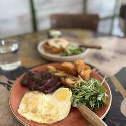 Rood - Steak and eggs