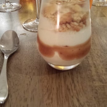 Autour de Vous - Vacherin avec sa meringue crumble de petit beurre et coulis caramel - Italian Near Me - Lille, 59