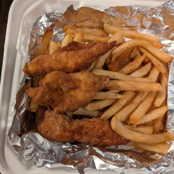 Finnegan's Pub - Fish and chips, ended up being chicken - Pubs Near Me - Hudson, Massachusetts