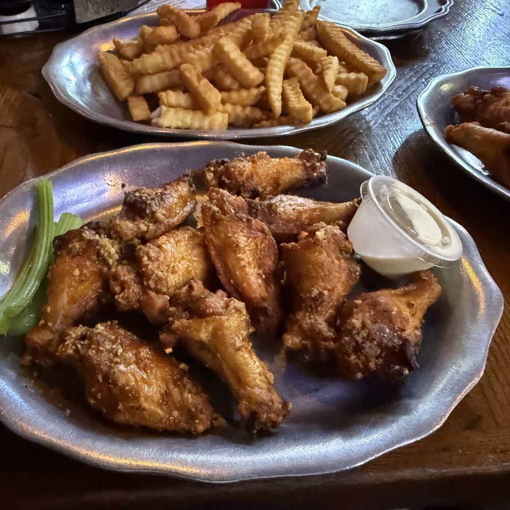 Dave's Way 10 wings with side of fries