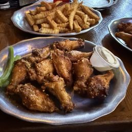 Dave's Way 10 wings with side of fries