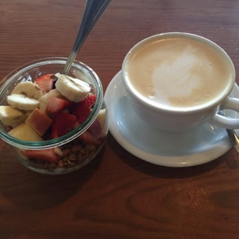 Avid Coffee - Granola with fruit and yogurt, and an Earl Gray Tea Latte - Coffee & Tea Near Me - Petaluma, California