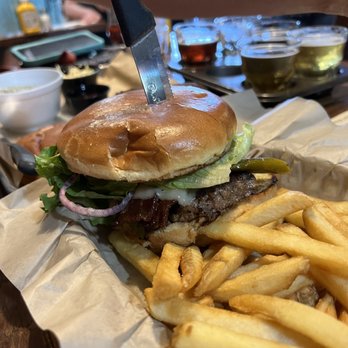 That Brewery & Pub - Green chili burger - Pubs Near Me - Pine, Arizona