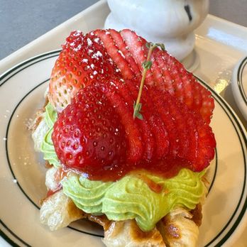 Dessert Fox - Matcha Strawberry Croffle - Desserts Near Me - Toronto, Ontario Dessert Fox - Matcha Strawberry Croffle - Desserts Near Me - Toronto, Ontario