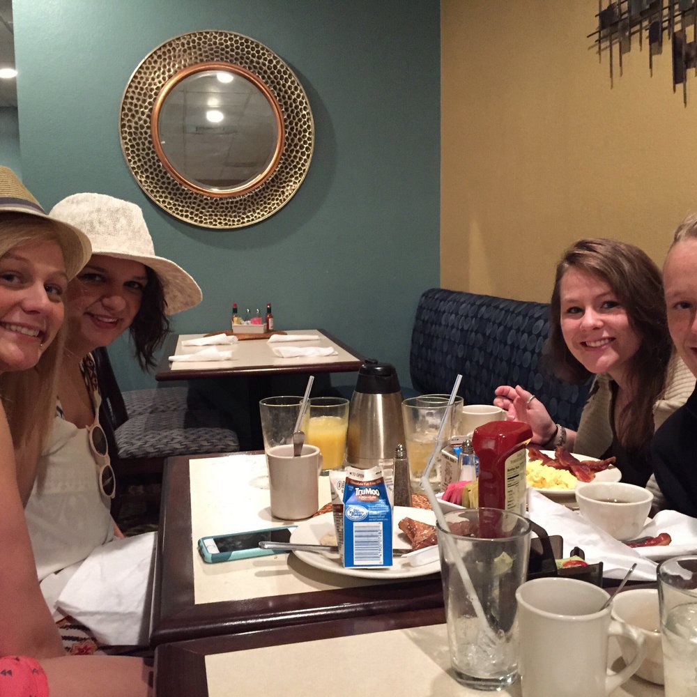 Sandpiper Restaurant - Group enjoying breakfast - Hotels Near Me - Bay City, Texas Sandpiper Restaurant - Group enjoying breakfast - Hotels Near Me - Bay City, Texas