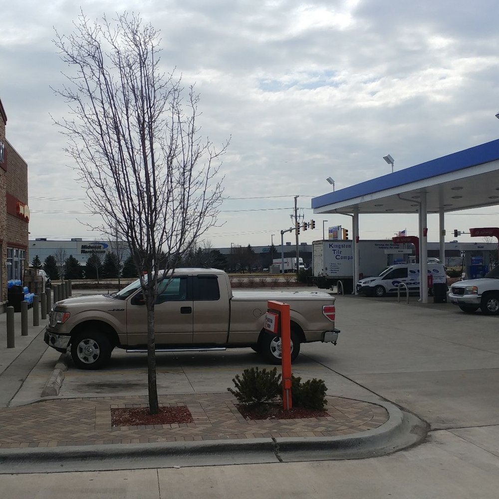 Mobil - Mobil gas station building sandwich shop inside and the gas station and deli hot food cases also - Gas Stations Near Me - Bolingbrook, Illinois