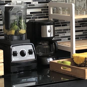 B2 Café - Green Juice in the making - Breakfast & Brunch Near Me - Miami, Florida B2 Café - Green Juice in the making - Breakfast & Brunch Near Me - Miami, Florida