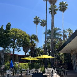 Outdoor dine in area