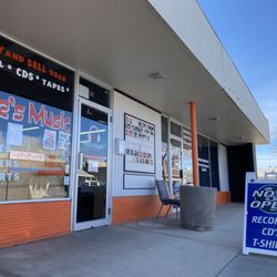 Moe's Music - Outside of shop