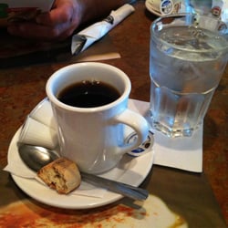 Toujours Mikes - Café servie avec boucher canneler et double crème et lait. J'apprécie l'attention de ne pas devoir réclamé d'autre crème