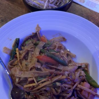 Sushi-Thai Savannah - Beef Drunken Noodles with bean sprouts - Sushi Bars Near Me - Savannah, Georgia Sushi-Thai Savannah - Beef Drunken Noodles with bean sprouts - Sushi Bars Near Me - Savannah, Georgia