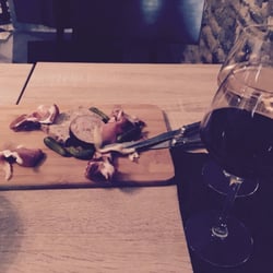 La Cave - Planche de charcuterie et verres de vins