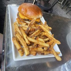 The Toucan & Kirkpatrick's - Cheese burger with "bacon"
