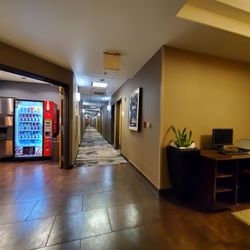 Hawthorn Suites By Wyndham - Lobby/vending machine
