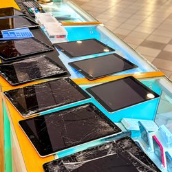 Cellolaris - Cracked iPad screen? Cellolaris offers professional iPad screen repair and replacement services at University Mall in South, Burlington, VT.