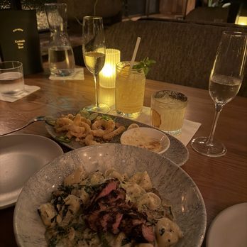 Earls Kitchen + Bar - Cocktail Bars Near Me - Honolulu, Hawaii Earls Kitchen + Bar - Cocktail Bars Near Me - Honolulu, Hawaii