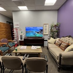 CHA TCM Acupuncture & Herb Healing Center - Peaceful lounge area