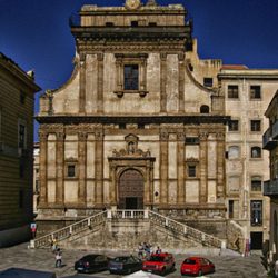 Chiesa di Santa Maria dell'Ammiraglio - Blick aus dem geöffneten Kirchenfenster, ein weiteres Gotteshaus gegenüber (04/2020)