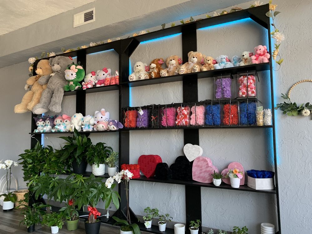 FLOWER & BLOOMS Updated October 2024 34 Photos & 11 Reviews 224 W