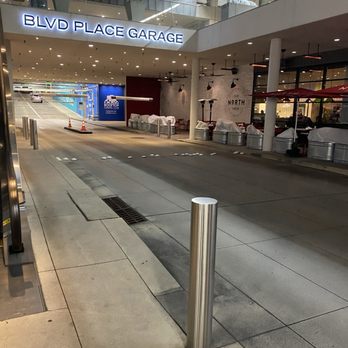 North Italia - Some outdoor seating and easy (free parking) in the Blvd Place Garage - Pizza Near Me - Houston, Texas North Italia - Some outdoor seating and easy (free parking) in the Blvd Place Garage - Pizza Near Me - Houston, Texas
