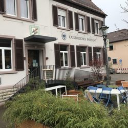 Café Herzstück - Aussenansicht mit Stühlen